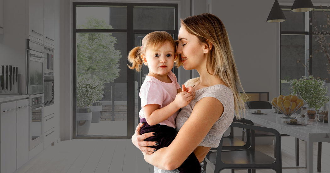 Μια μαμά που κρατάει αγκαλιά το παιδί της.