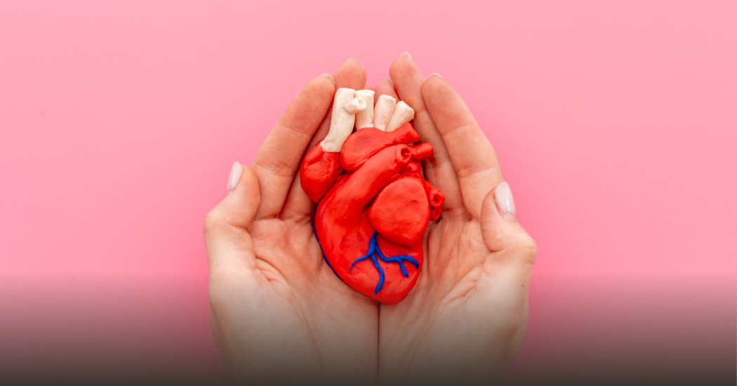 Η καρδιά στα χέρια σαν προσφορά.