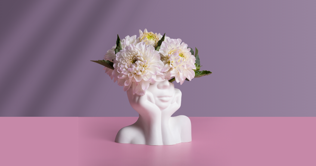 Μία γυναικεία προτομή με άνθη στο κεφάλι της.