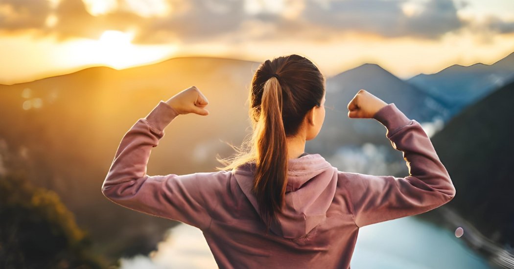 Μια δυνατή κοπέλα ατενίζει τον κόσμο από ψηλά.